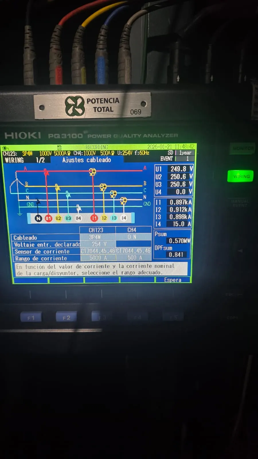 Analizador de calidad de energía Hioki PQ3100 midiendo parámetros eléctricos