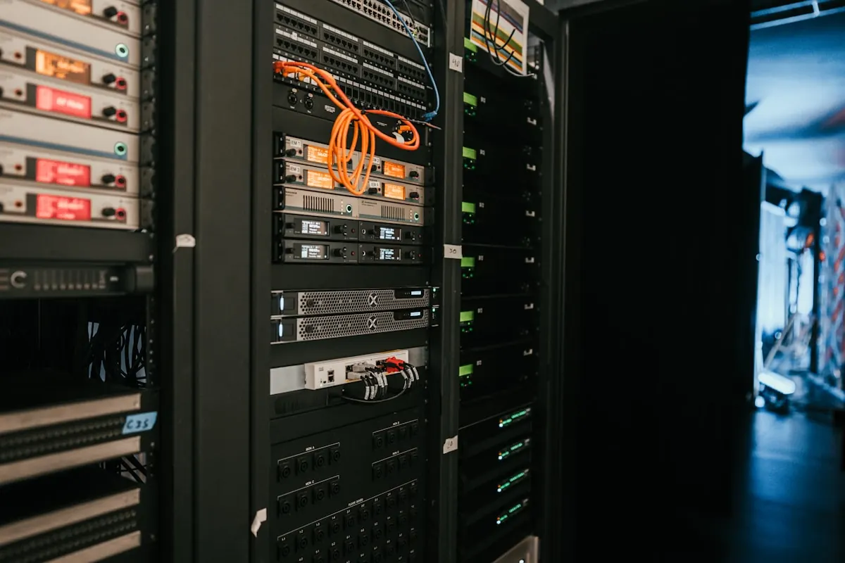 Rack de servidores protegido con sistema UPS en data center industrial Monterrey